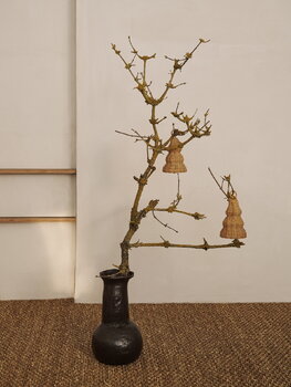 Ferm Living Geflochtene Weihnachtsglocken, 2er-Set, Naturrattan, dekorationsbild