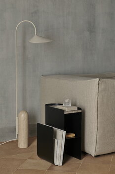 Ferm Living Vault sivupöytä, musta, sisustuskuva