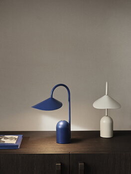 ferm LIVING Lampada portatile Arum, blu acceso