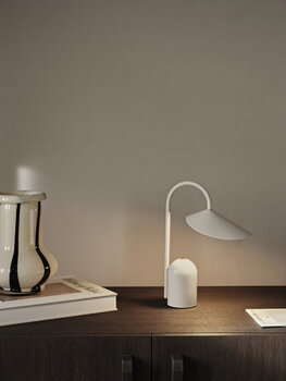 ferm LIVING Lampe portable Arum, cachemire