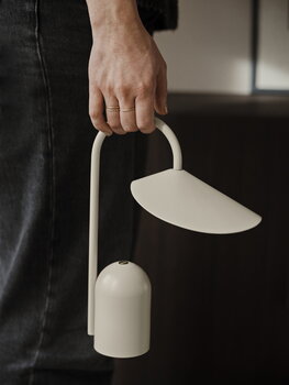 ferm LIVING Lampe portable Arum, cachemire