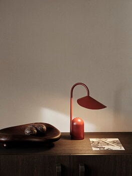 ferm LIVING Arum bärbar lampa, oxidröd