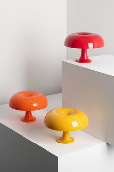 Artemide Lampada da tavolo Nessino, gialla, edizione speciale, immagine decorativa