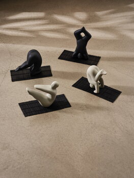Design House Stockholm Yoga no 4 veistos, vaaleanharmaa, sisustuskuva