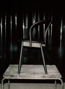Massproductions Icha tuoli, musta petsattu pyökki