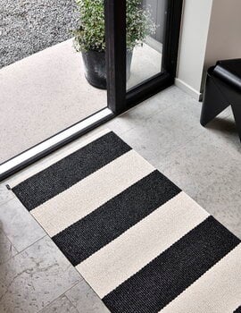 Pappelina Bob rug, 70 x 225 cm, black - vanilla, decoration image