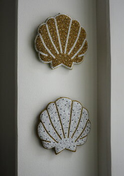 MUM's Shell seinäkoriste, valkoinen - kulta, sisustuskuva