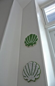 MUM's Shell seinäkoriste, valkoinen - vihreä, sisustuskuva