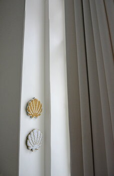 MUM's Shell seinäkoriste, valkoinen - kulta, sisustuskuva