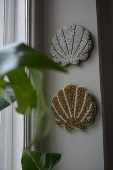 MUM's Shell seinäkoriste, valkoinen - kulta, sisustuskuva