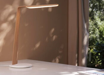 Tunto Swan table lamp, 2700K, oak