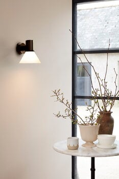 Anglepoise Type 80 W4 seinävalaisin, suora seinäkytkentä, mattamusta-opaali valkoinen, sisustuskuva