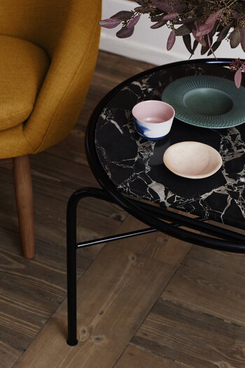 Warm Nordic Tavolino Secant, rotondo, marmo oro nero