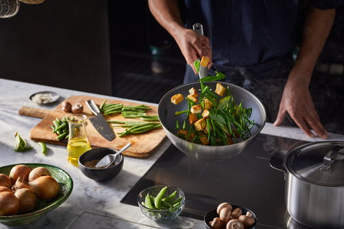 Fiskars Wok Frying Pan, Diameter 28 cm / 4.5 L, Non-Stick