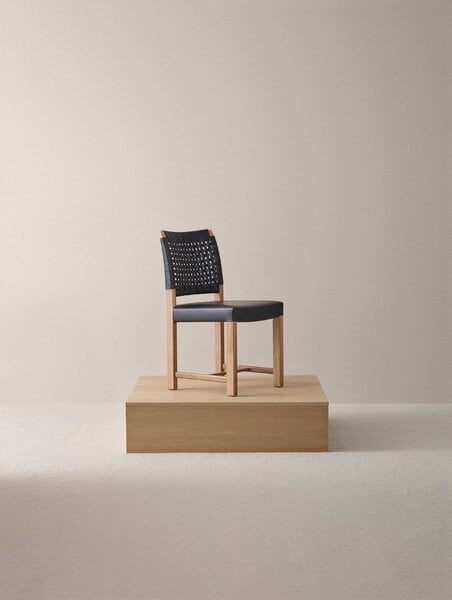 Dining chairs, Näyttely chair, oak - black leather, Black