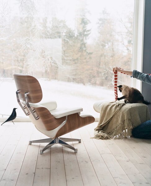 Nojatuolit, Eames Lounge Chair, uusi koko, valkolak. pähkinä - valk. nahka, Valkoinen