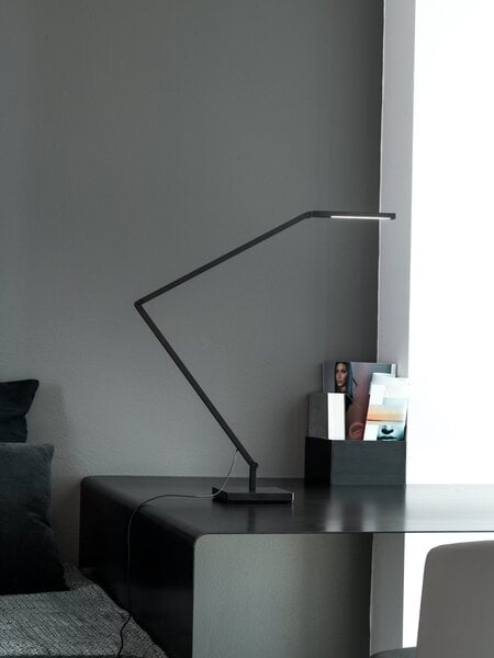 Skrivbordslampor, Untitled Linear bordslampa med bordsbas, Svart