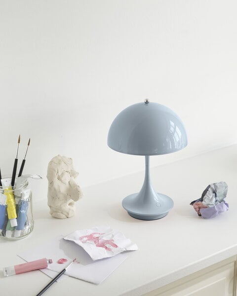 Lampade per bambini, Lampada da tavolo Panthella 160 Portable V2, acrilico blu tenue, Celeste