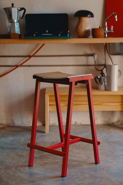 Tabourets et chaises de bar, Tabouret de bar Taburete 8, modèle bas, 65 cm, rouge signal - chêne laqué, Rouge