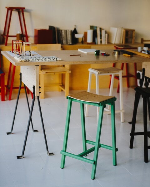 Tabourets et chaises de bar, Tabouret de bar Taburete 8, modèle bas, 65 cm, coquille d’œuf - chêne laqué, Blanc