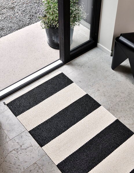 Plastic rugs, Bob rug, 70 x 150 cm, black - vanilla, Black & white