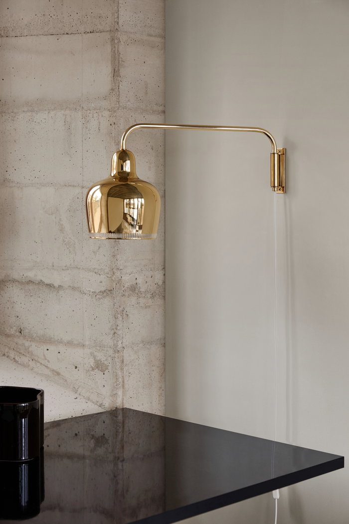 Sisustusyksityiskohta Artek Gold Brass