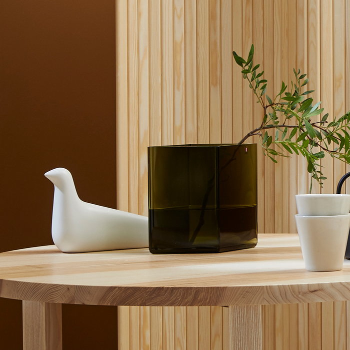 Sisustusyksityiskohta Syksy Vitra Natural Wood Iittala Green Glass Iwatemo White Ceramic Nikari Ash Birch