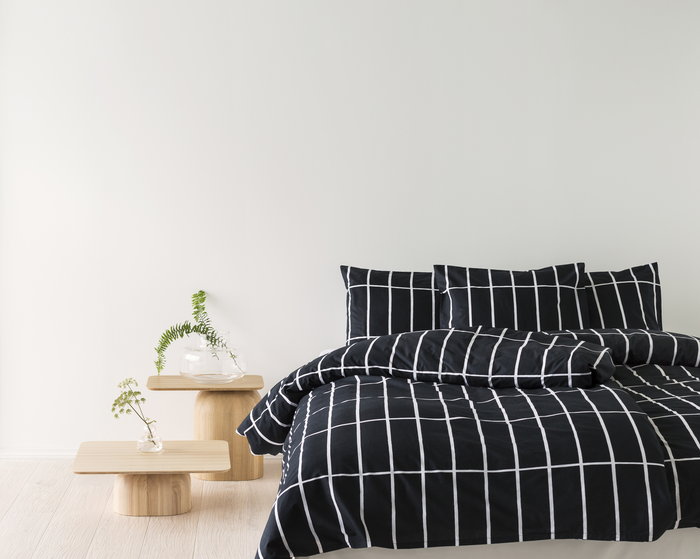 Viherkasvit Makuuhuone Kesäkoti Marimekko Black Cotton Textile Nikari Natural Ash Wood Oak