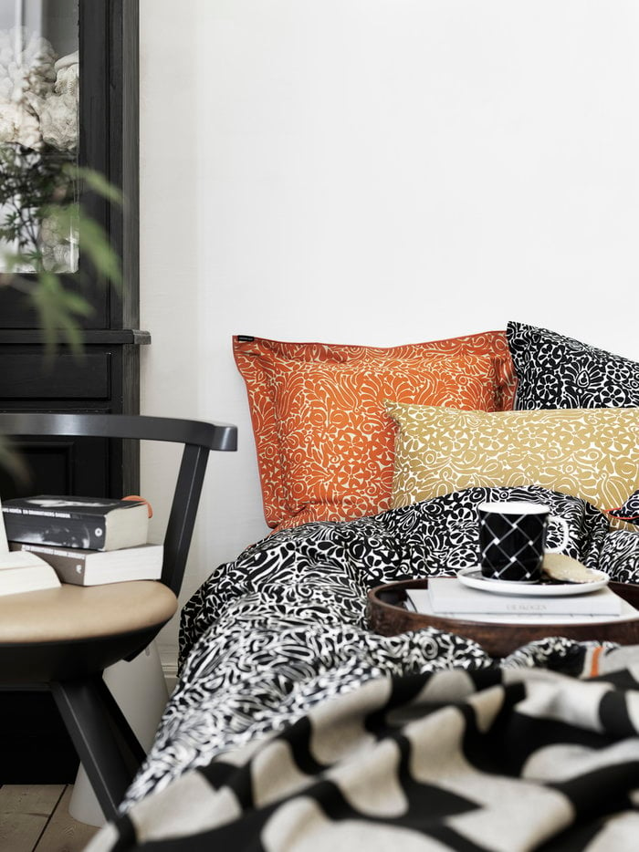 Sisustusyksityiskohta Makuuhuone Artek Gray Birch Marimekko Black  white Orange Black