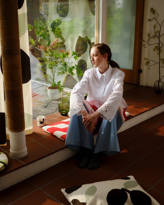 Marimekko Omppo bomullstyg, off white-kol-päron, dekorationsbild