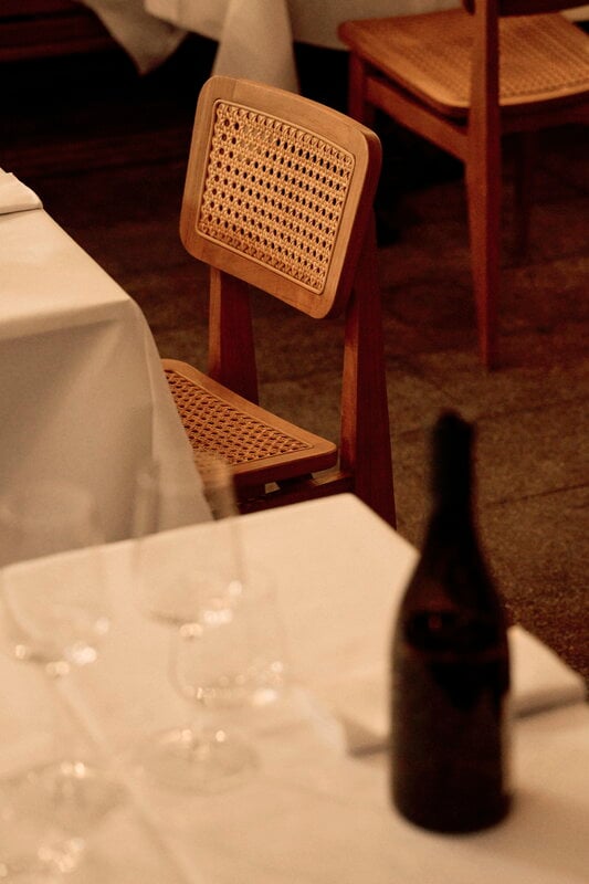 GUBI C-chair Outdoor, teak - HDPE cane, decoration image