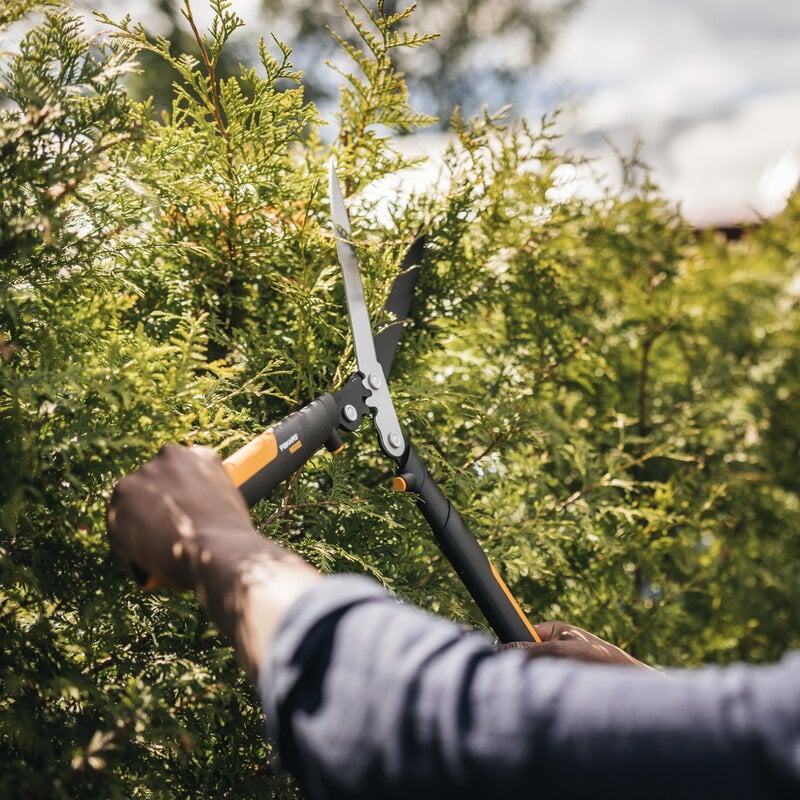 Fiskars PowerGear X hedge shear HSX92, decoration image