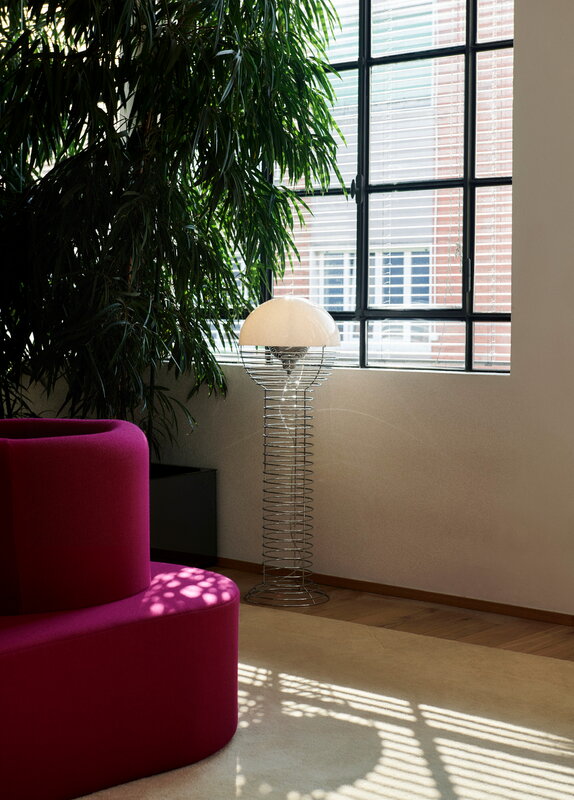 Verpan Wire floor lamp, chrome - white, decoration image