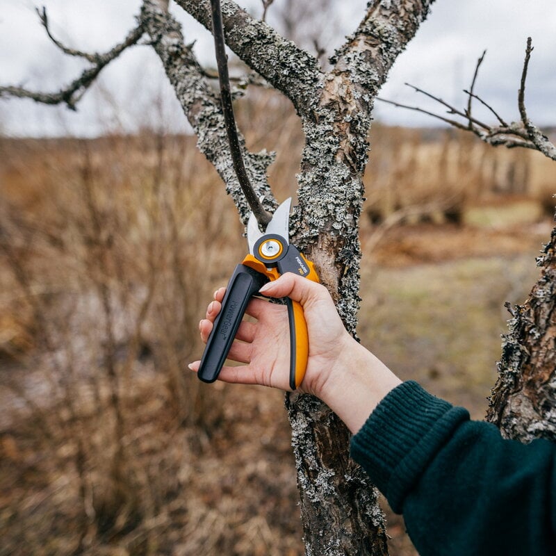 Fiskars X-Series pruner, bypass, M, P921, decoration image