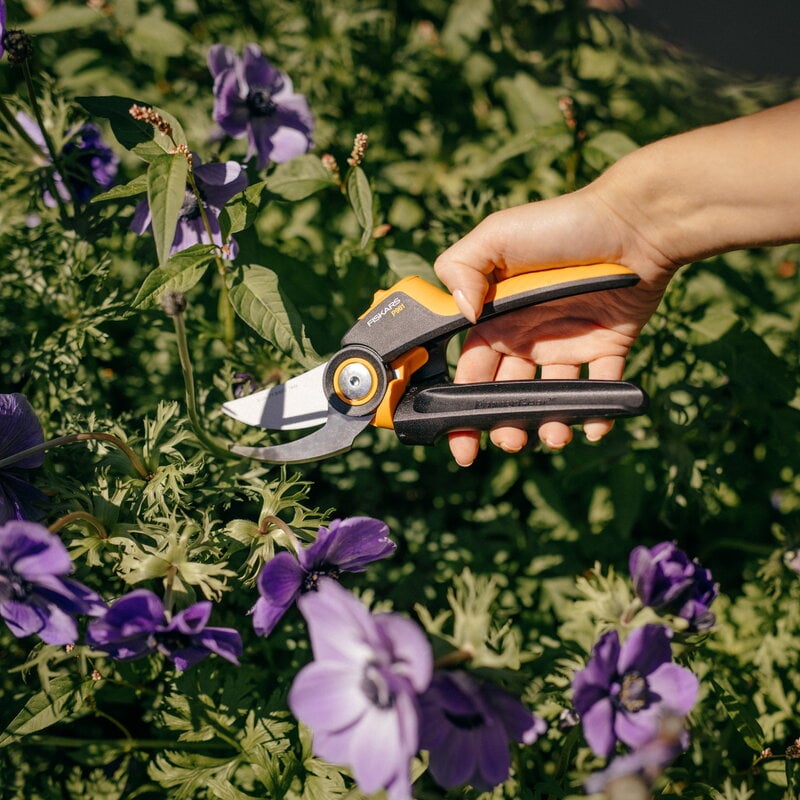 Fiskars X-Series pruner, bypass, M, P921, decoration image