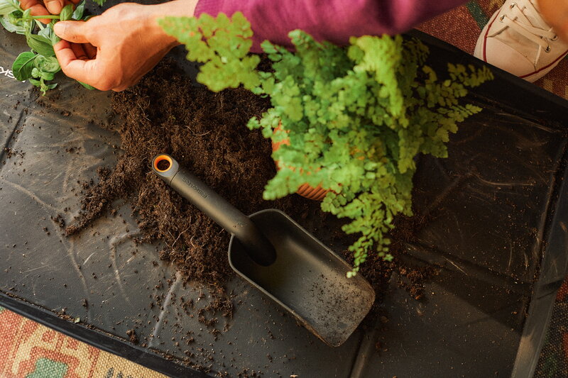 Fiskars Soil scoop for potting and planting, black - orange, decoration image