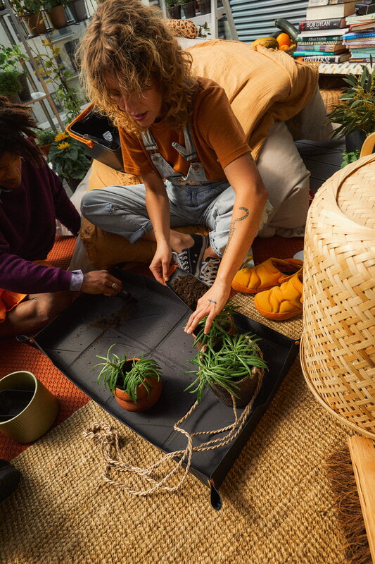Fiskars Planting and repotting mat, black, decoration image