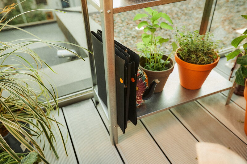 Fiskars Planting and repotting mat, black, decoration image