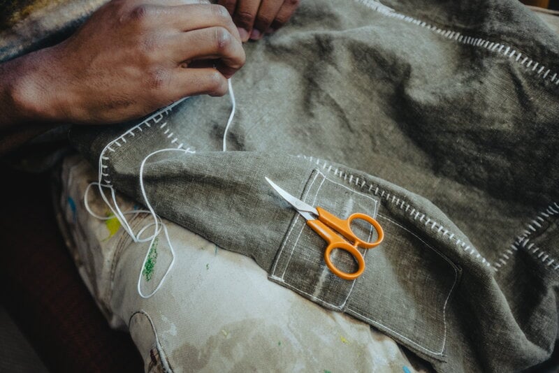 Fiskars Classic embroidery scissors, curved, 10 cm, decoration image