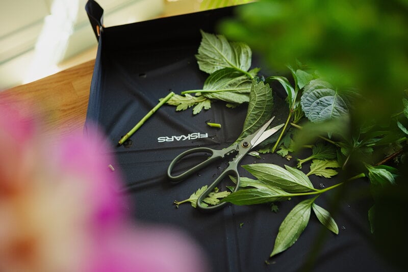 Fiskars Plant Care kasvisakset telineellä, vihreä - musta, sisustuskuva