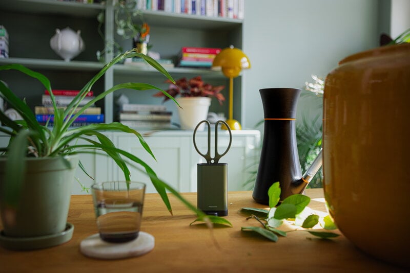 Fiskars Plant Care kasvisakset telineellä, vihreä - musta, sisustuskuva