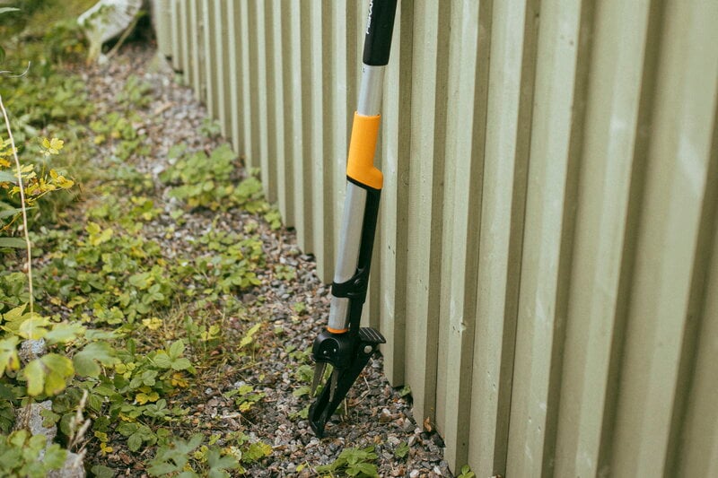 Fiskars X-Series weed puller, decoration image