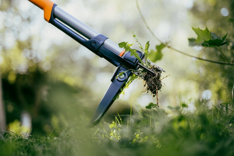 Fiskars X-Series weed puller, decoration image
