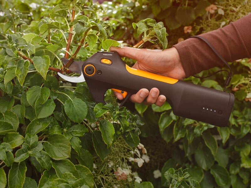 Fiskars Fiskars ePruner, bypass, M, in-built battery, decoration image
