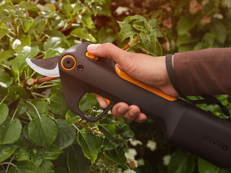 Fiskars Fiskars ePruner, bypass, M, in-built battery, decoration image