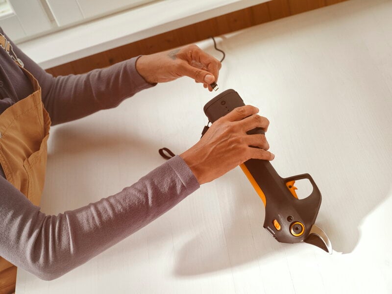 Fiskars Fiskars ePruner, bypass, M, in-built battery, decoration image