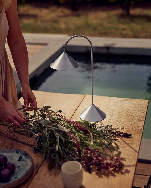 Frandsen Grasp - lampe de table portable, 47 cm, acier inoxydable brossé, image décorative
