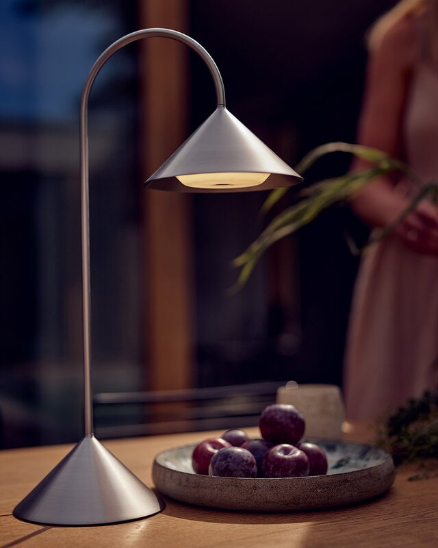 Frandsen Grasp - lampe de table portable, 47 cm, acier inoxydable brossé, image décorative