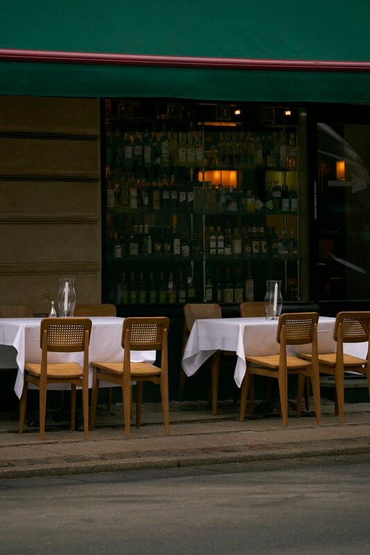 GUBI C-chair Outdoor, teak - HDPE cane, decoration image