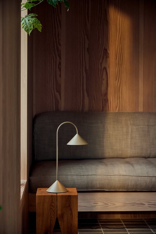 Frandsen Grasp lampe de table portable, 47 cm, gris sable, image décorative
